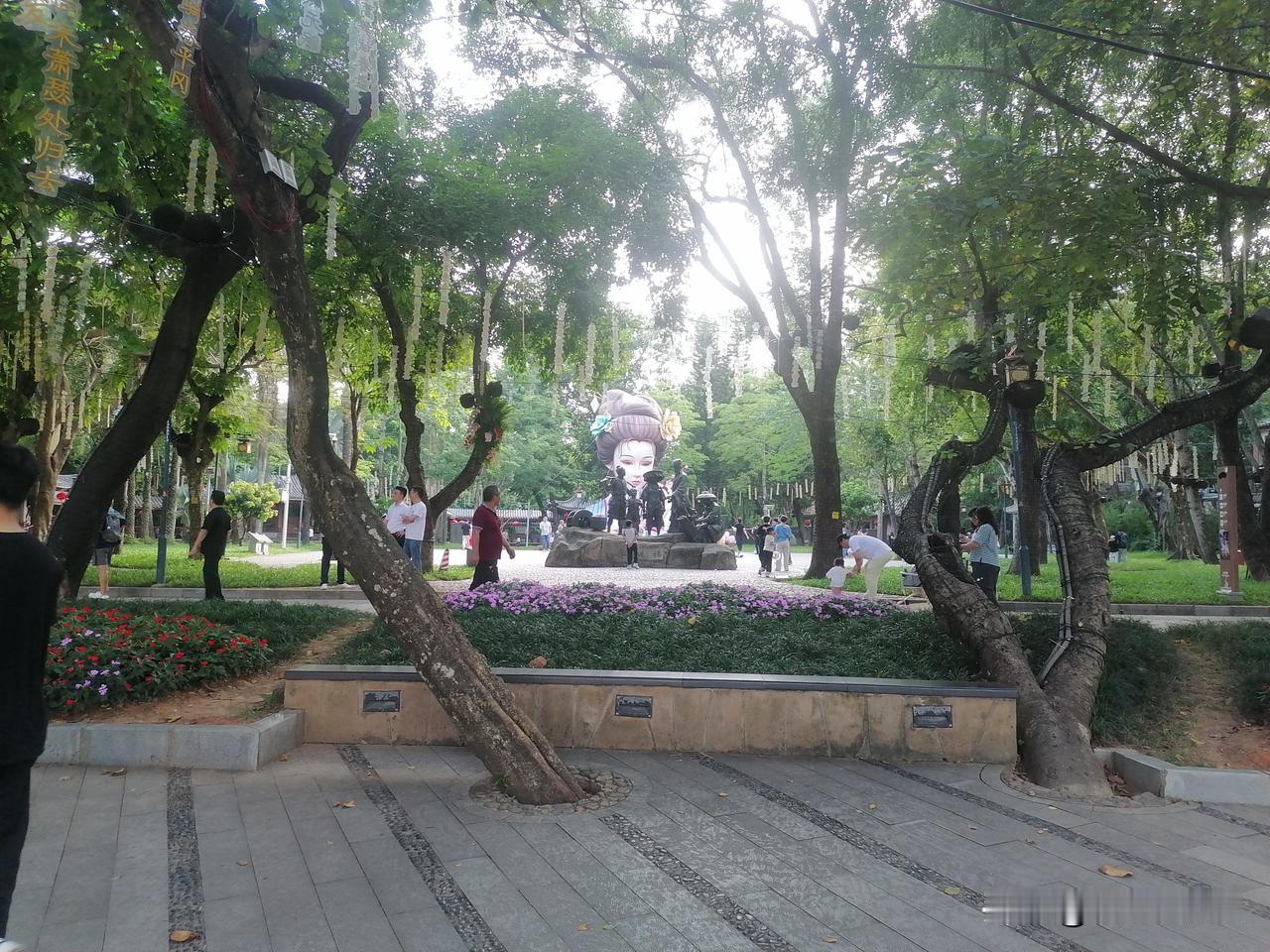 这是本地先民形象群雕，勤劳吃苦耐劳朴实，后面是古代美女形象。