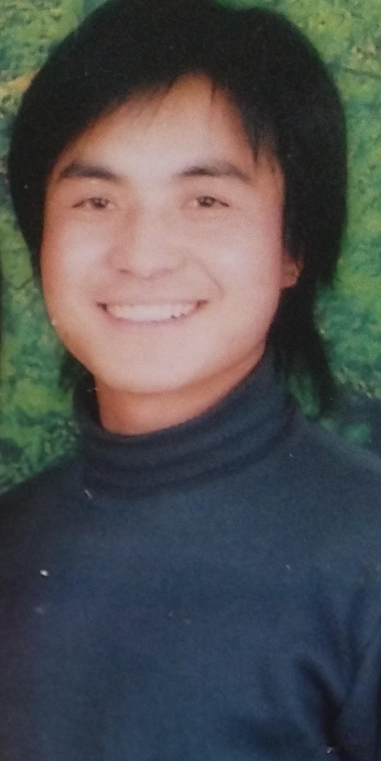 2005年，
24岁，
有婴儿肥，
有浓密的头发，
有发自内心的笑容

20年后