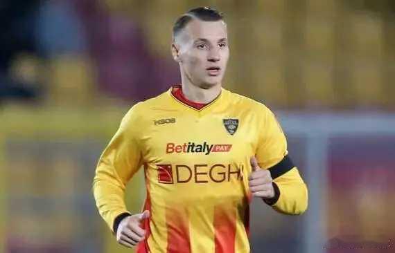 隆戈丨卡马尔达不会提前返回米兰米兰圈据隆戈报道称，卡马尔达将继续留在莱切，不会提