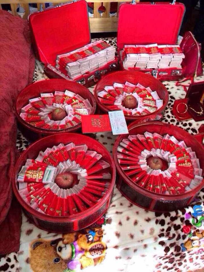 天价彩礼会消失吗？我觉得很有可能。
过去，彩礼互相攀比，二三十万的高价让很多家庭