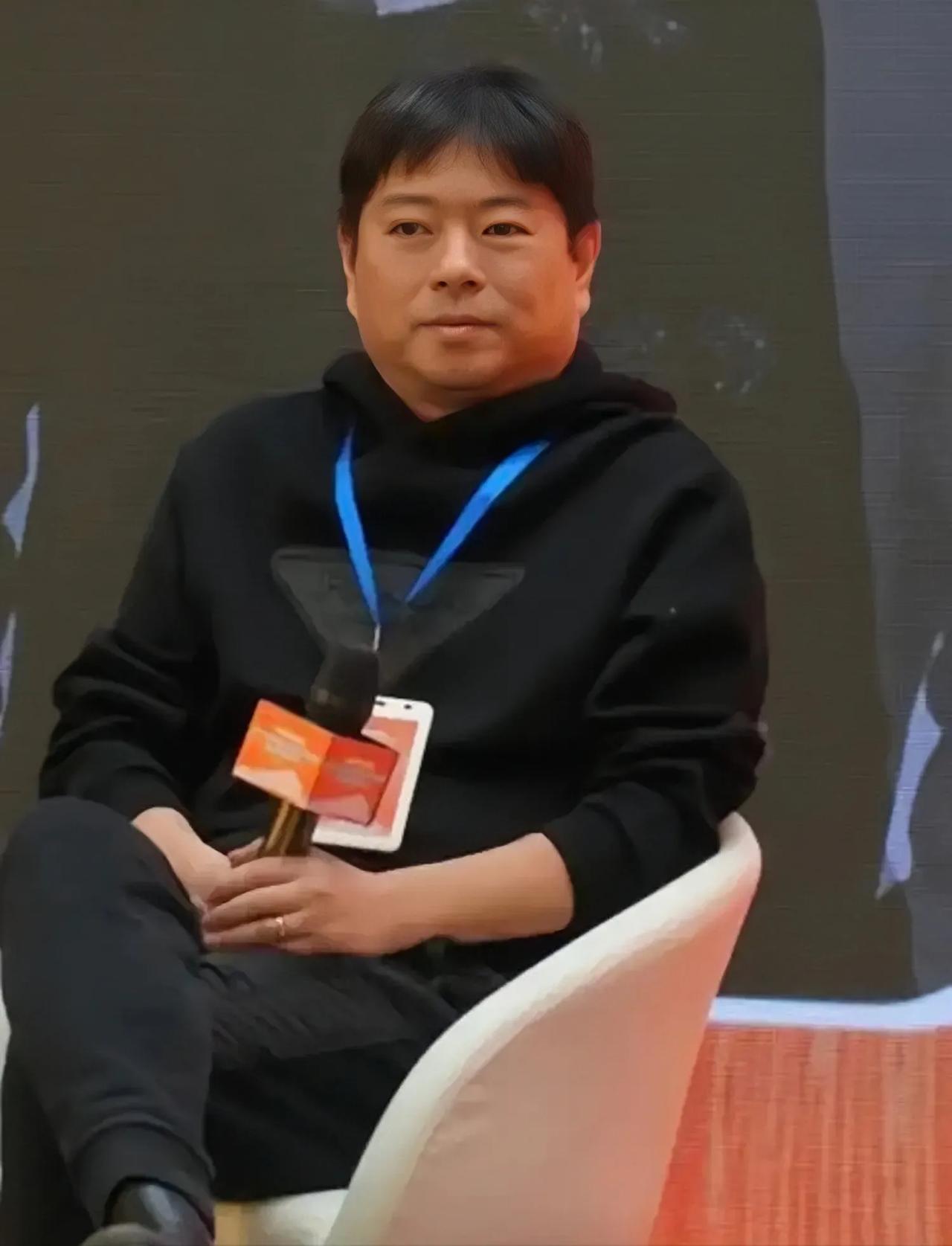 这还是我们印象中“丑男”高晓松吗？胡子一刮，长发一剪，简直判若两人。
53岁的高