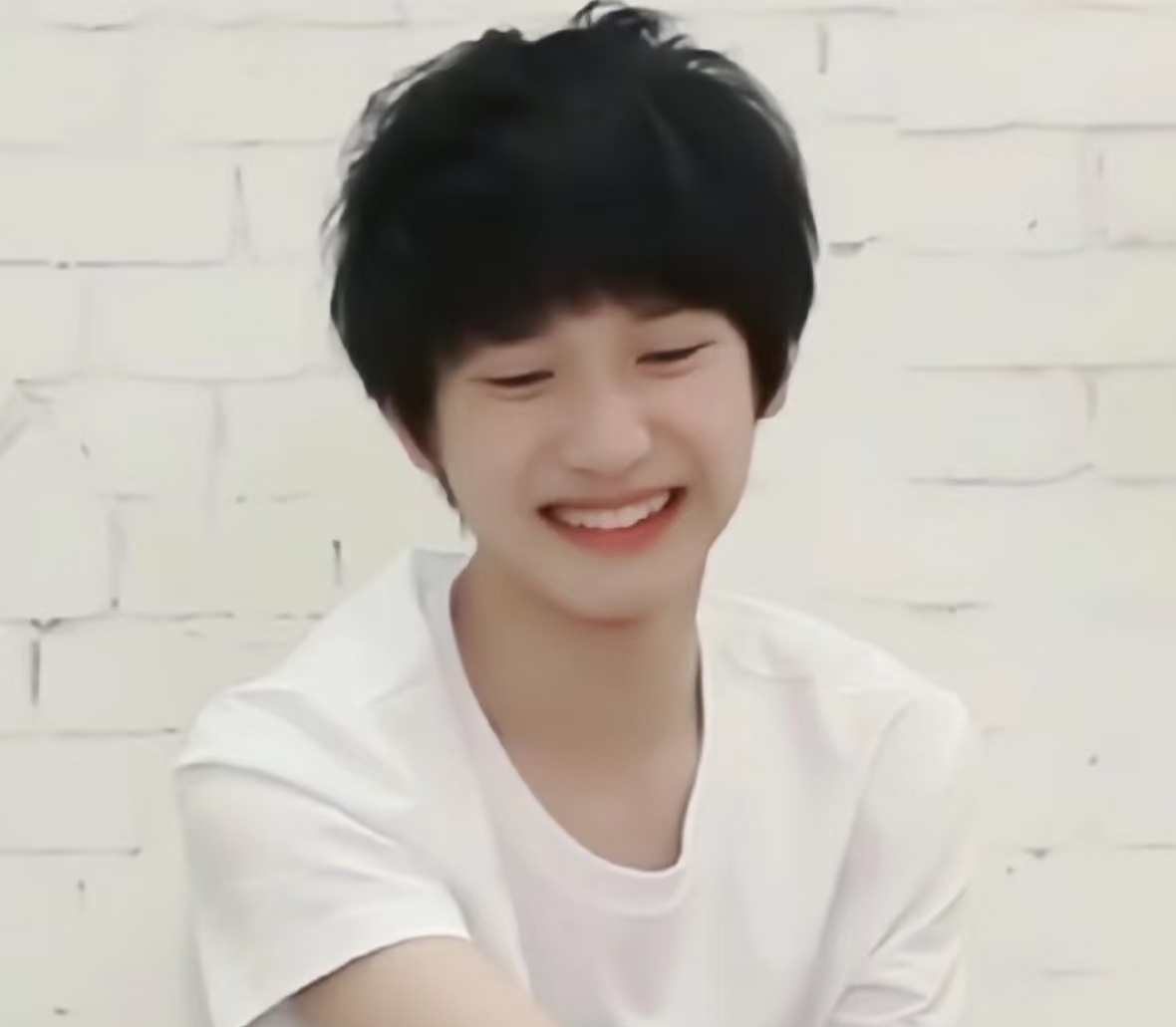 迷人的小严吸引视线严浩翔
