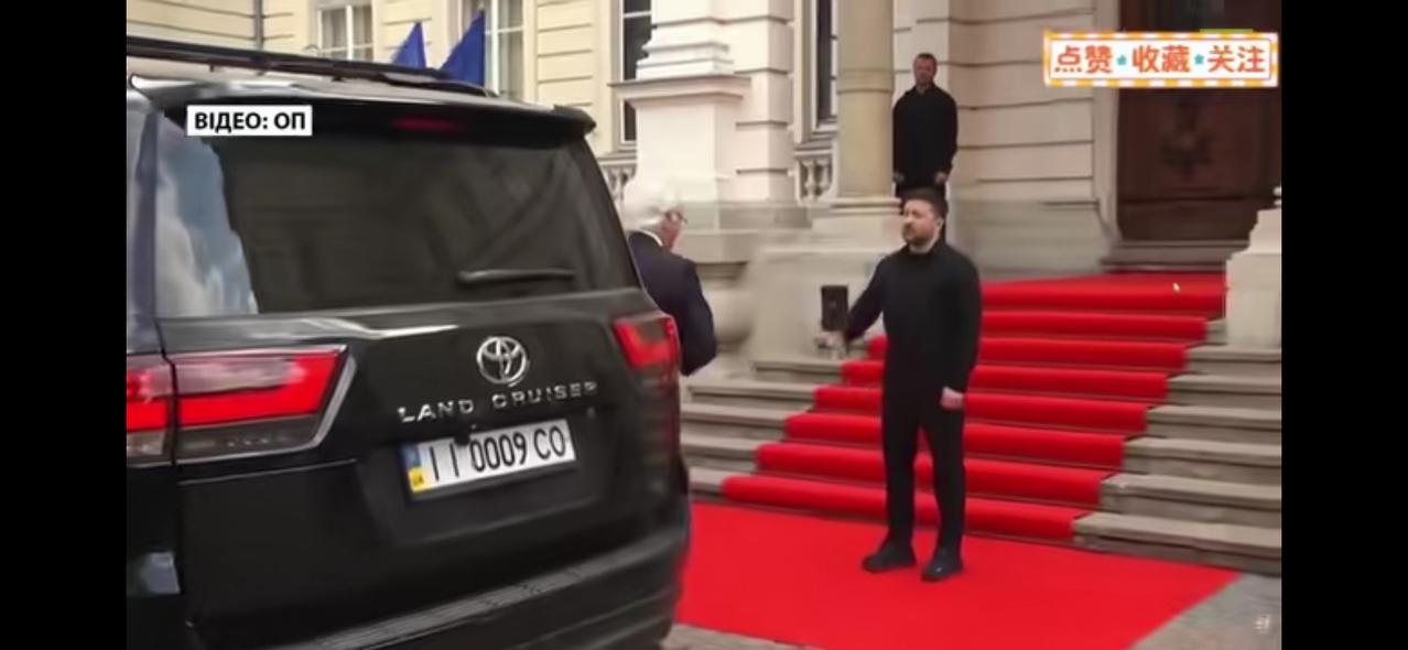 泽连斯基的尴尬还是瑞典国王的傲慢？
    泽连斯基迎接瑞典国王时，连续两次伸出