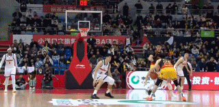 广东被江苏三分绝杀，杜峰真是罪人啊！
一个昏招葬送了球队即将到手的胜利果实……