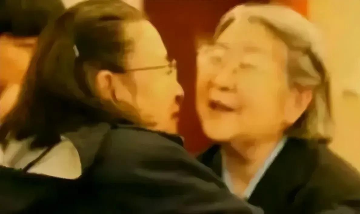 81岁的李讷和姐姐李敏紧紧相拥，一声“姐姐”，听得人泪流满面……

虽然李敏歌李