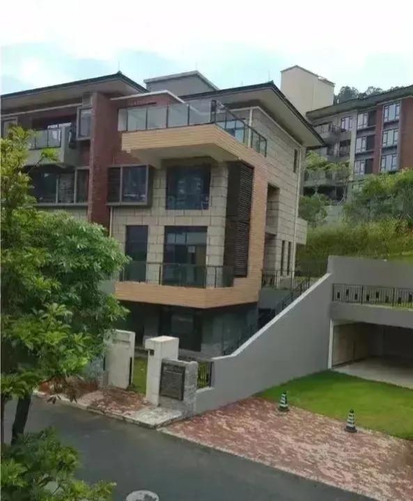 广东广州，一男子出轨，为了取得妻子的原谅，同意将名下价值千万的4套房子变更登记在