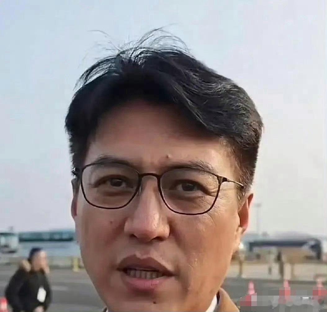 靳东和黄轩没修图的样子让人感慨，果然岁月还是不饶人。 ​​​