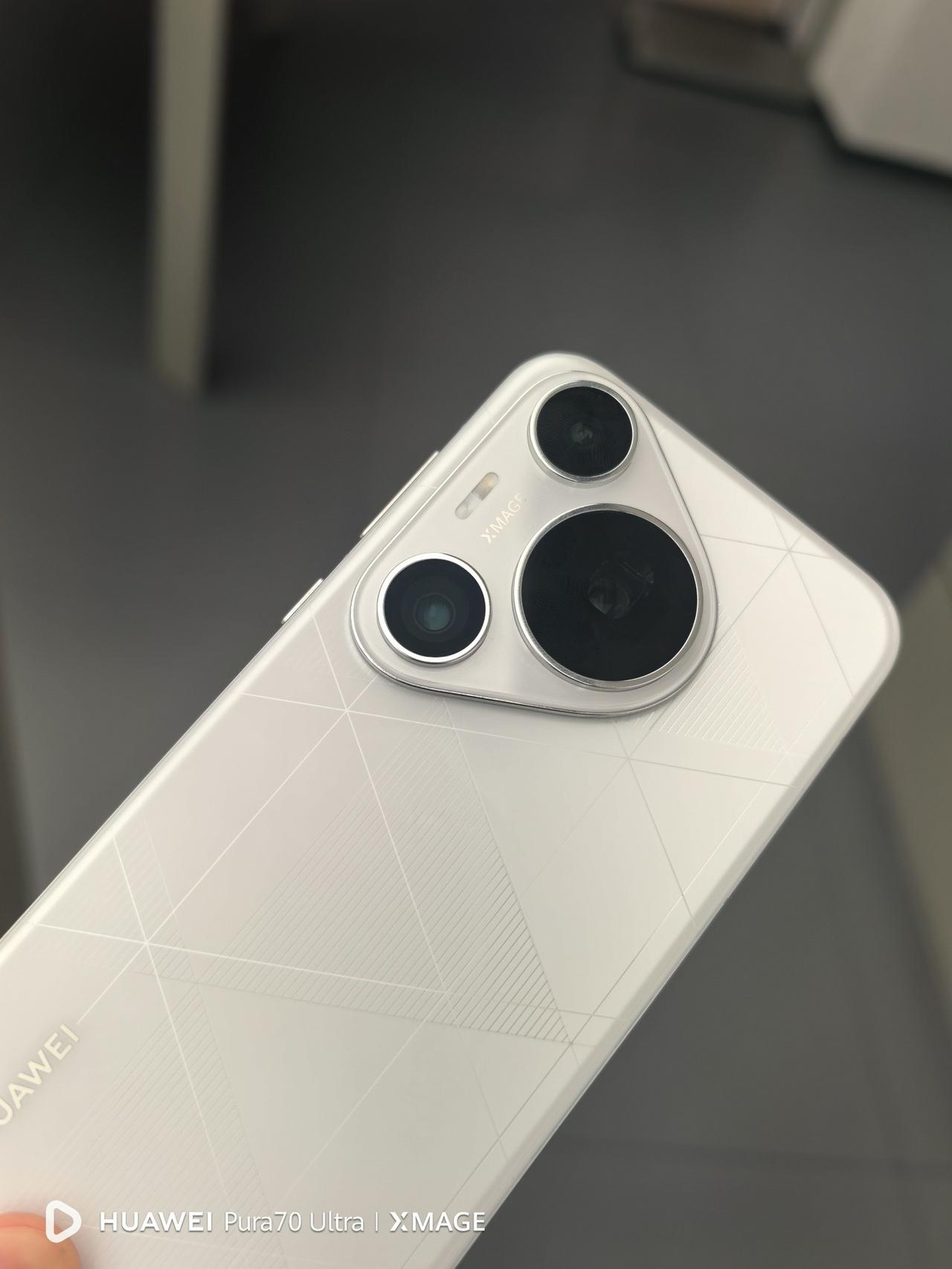 没必要非得选iPhone，女孩子用华为Pura70pro+ 弦乐白也很酷！
#鸿