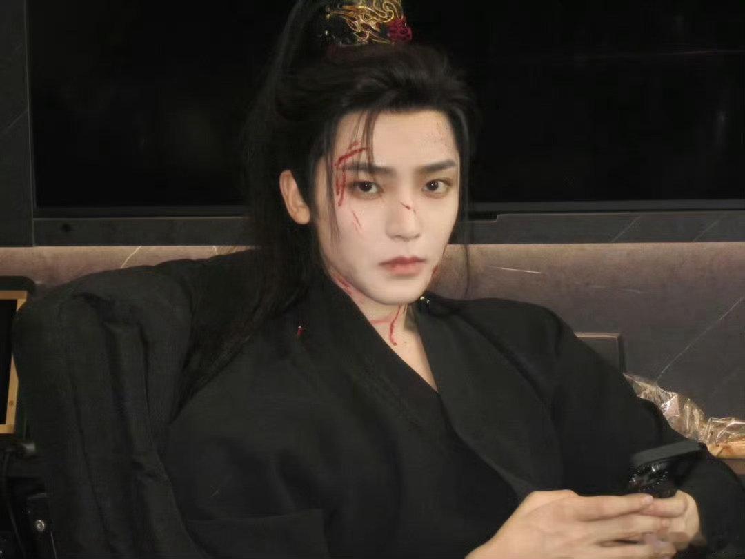 侯明昊 挑战和萧无衣对视当侯明昊直面角色萧无衣，一双眼眸藏尽隐忍与缱绻。没有台词