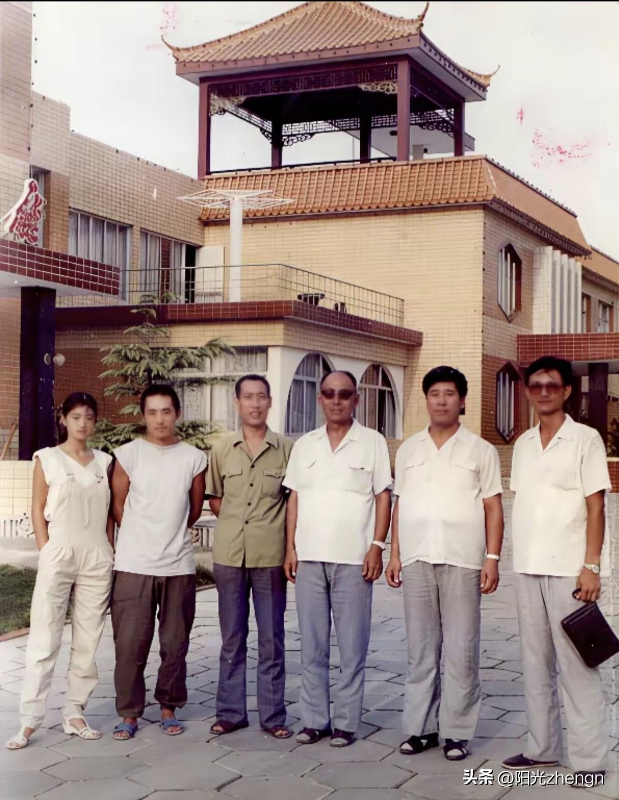 这张1988年的老照片太有年代感了！

巩俐穿着一身连体裤，看着青涩又利落。
