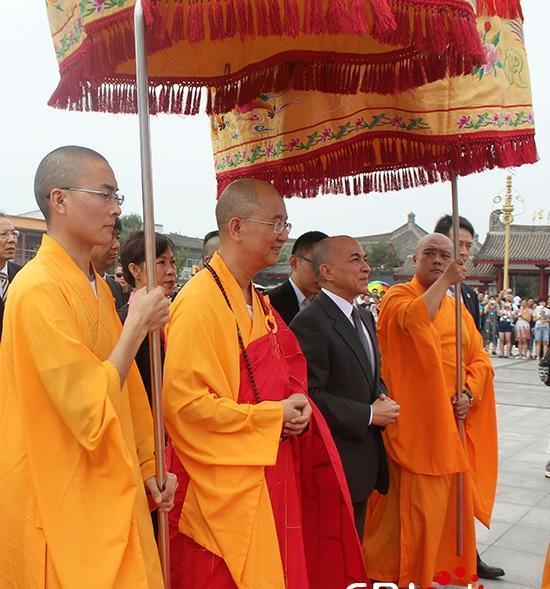 这是西哈莫尼国王2016年8月4日上午去参拜陕西的法门寺的相片。
西哈莫尼国王出