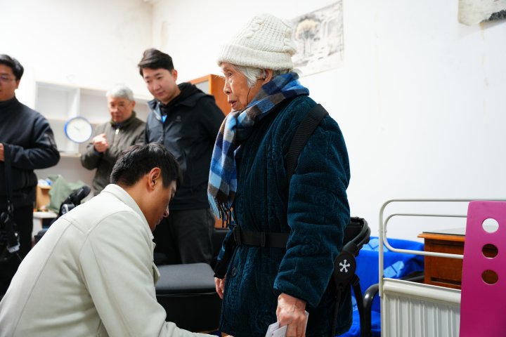 91岁的老人找到都市快报：楼里的老人太需要“外骨骼机器人”了