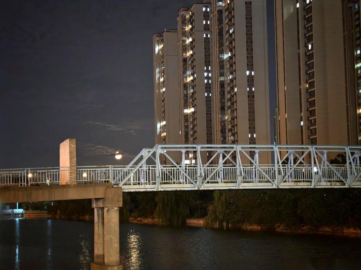 刚从一个40倍市盈率的“故事股”里死里逃生，扭头就想冲进另一个37倍的明星股……