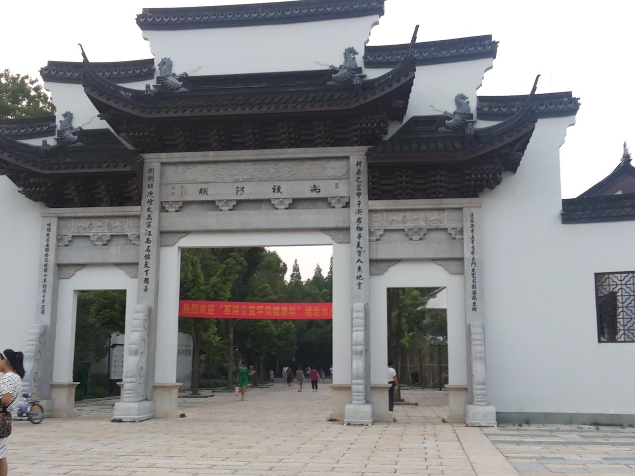 《教父》开篇第一句就是:金钱都流着肮脏的血液.这两年经历告诉我，当自身价值不够高