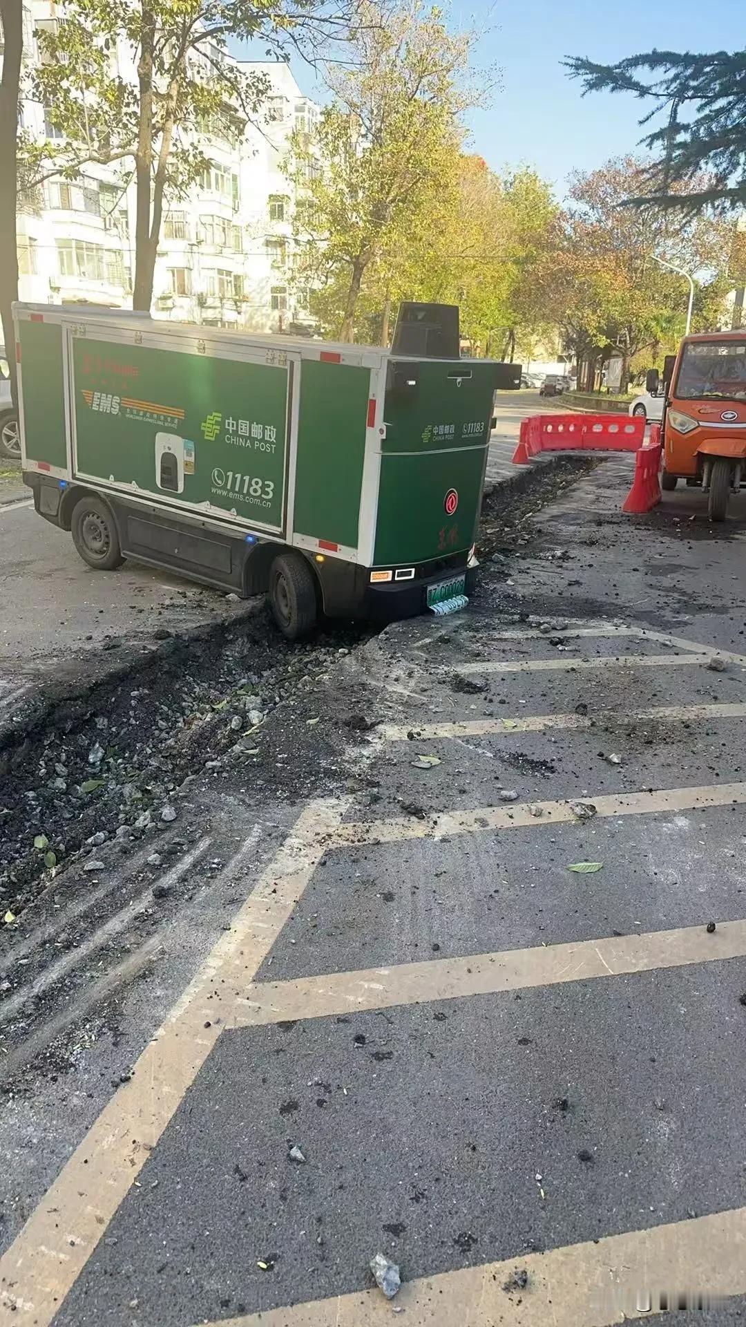 卡住了，谁去把它拉上来！
救救它呗，她那么可怜[破涕为笑][破涕为笑]
背井离乡