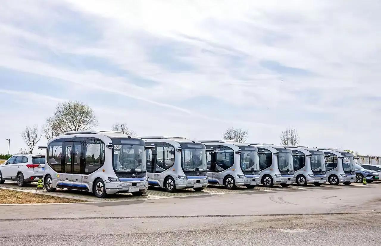 石家庄公交自动驾驶车辆调试中。石家庄公交引进了第一批自动驾驶公交车并且正在调试，