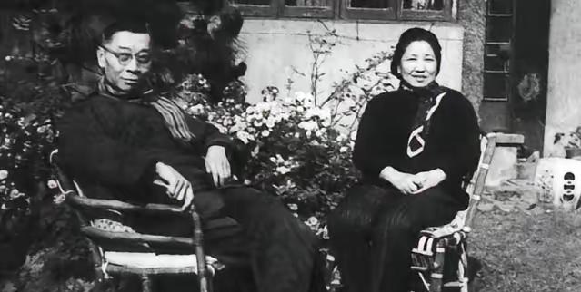 1966年，朱梅馥为傅雷准备好温水，等他服下剧毒药物后，她又帮傅雷摆正仪容，然后