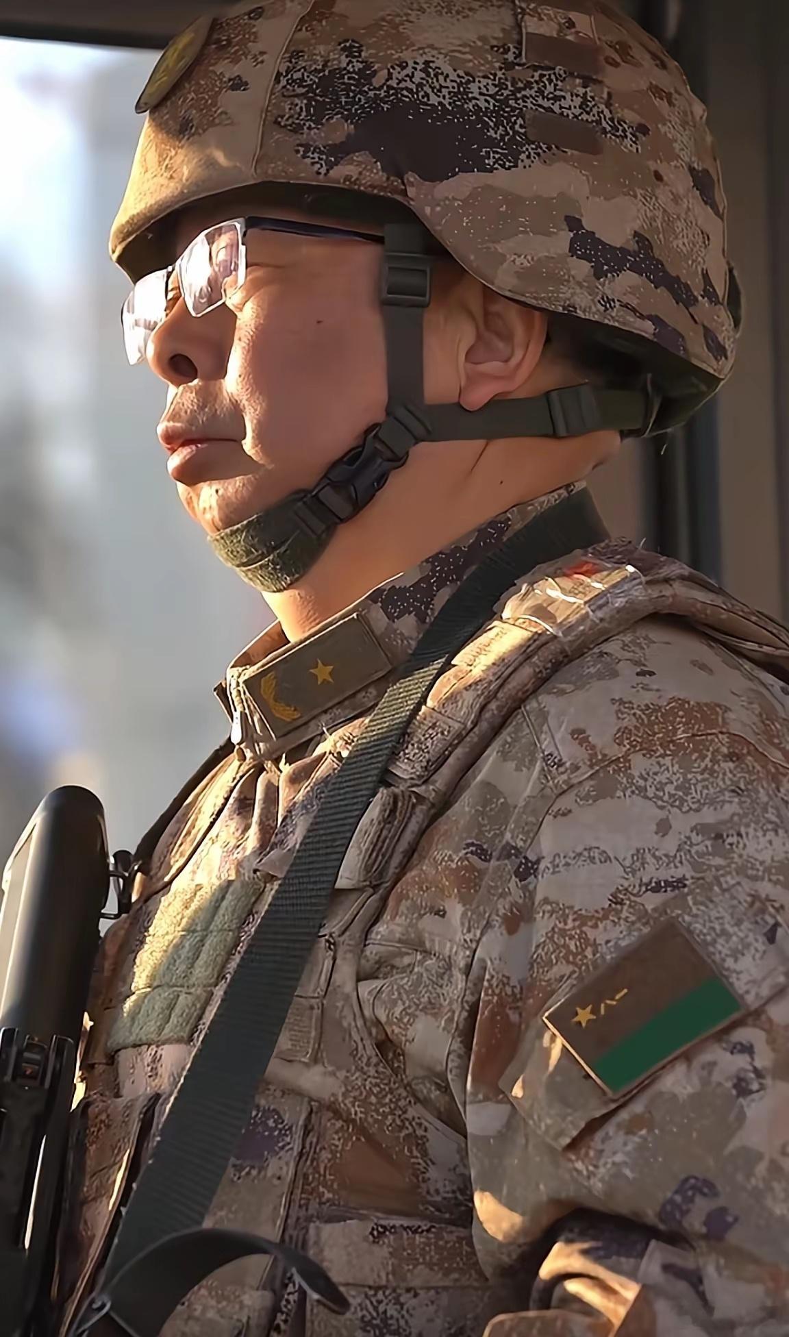 除夕除夕之夜，将军在站岗，这画面太令人动容，这就是我们中国军队战无不胜的密码！ 