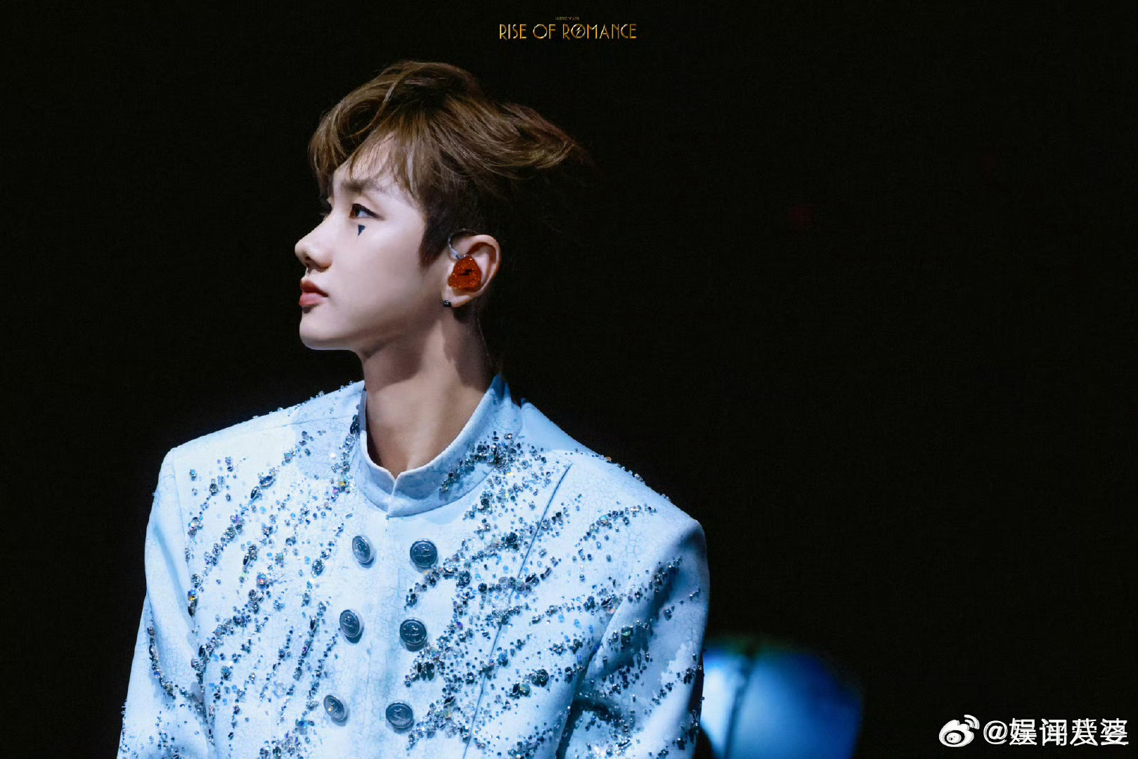 汪苏泷世巡澳门站太绝啦😍 开场闪钻白西装，眼尾三角痣又野又勾人。《地动山摇》完