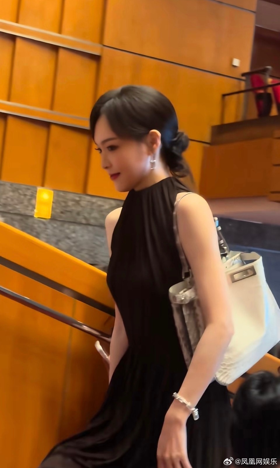 唐嫣参加女儿幼儿园艺术节近日，演员唐嫣现身上海大剧院，参加女儿“小小糖”所在的幼