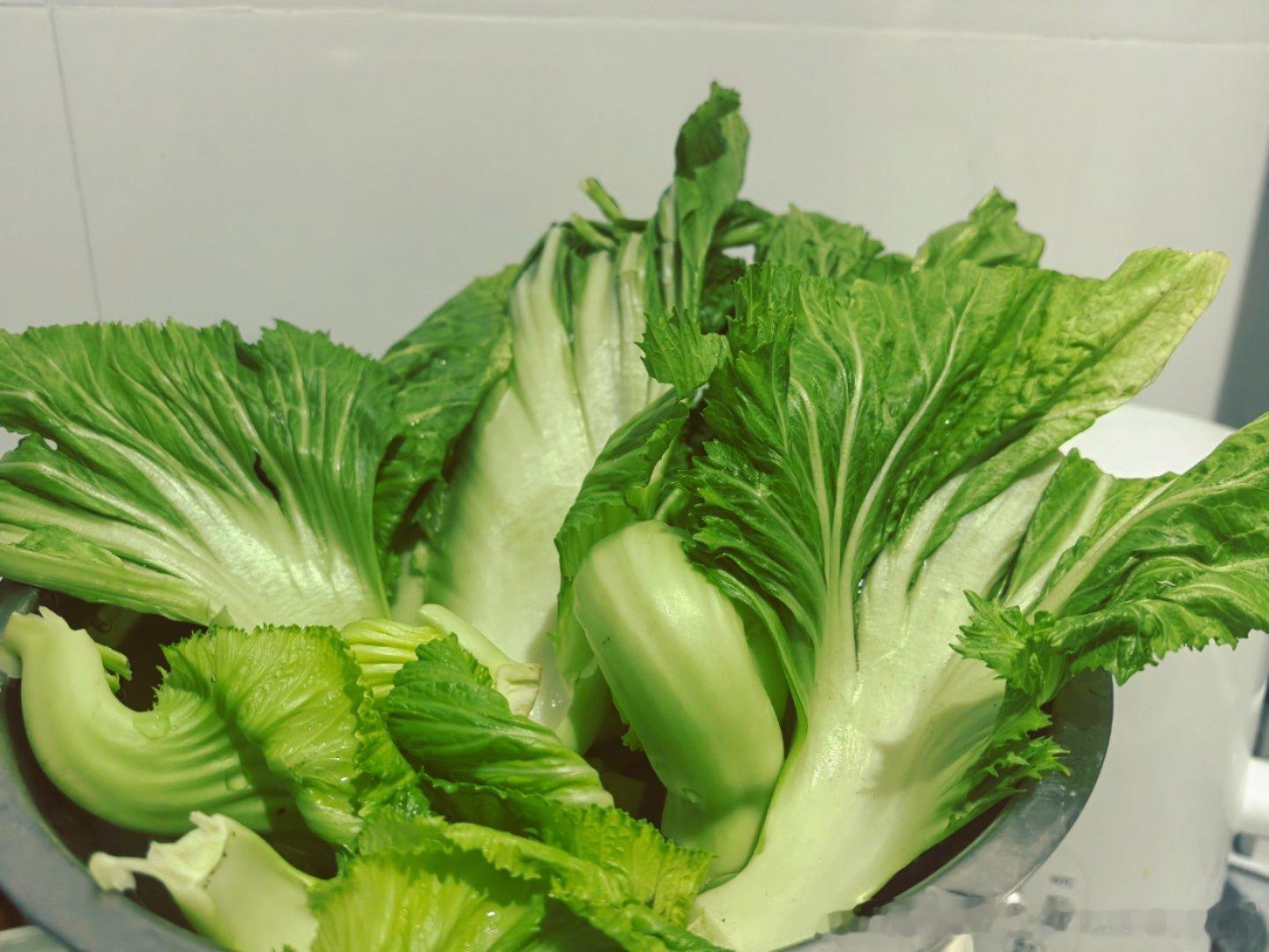 一个人在出租屋听书 自制泡菜拉伸半小时保持11点睡觉偶尔独自一人 挺好的 