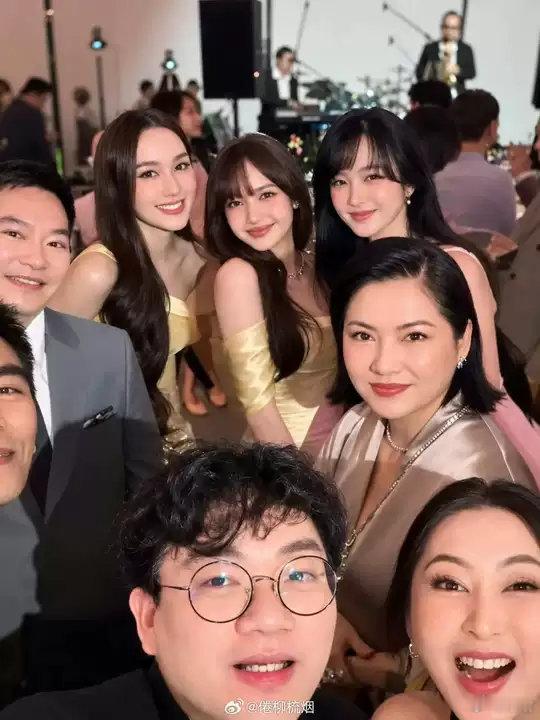 Lisa在朋友婚礼上跳APTLisa在朋友婚礼上跳了APT！Lisa在朋友婚礼派