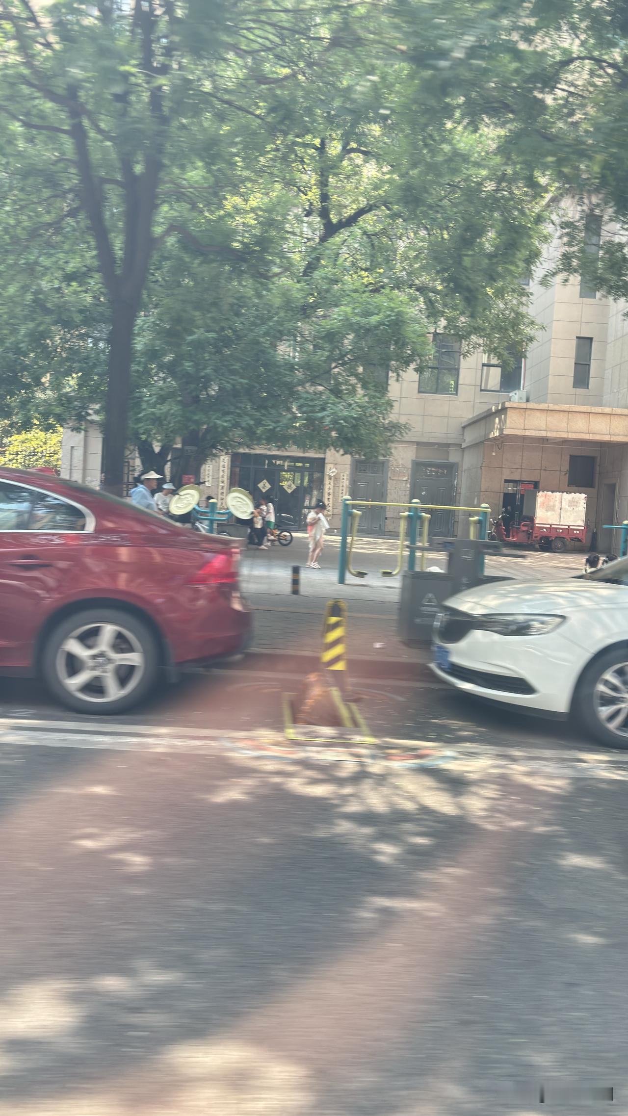 西安的智慧地锁停车位，发现还是有些车停在俩地锁之间，这个交警会不会贴条呢？目前为