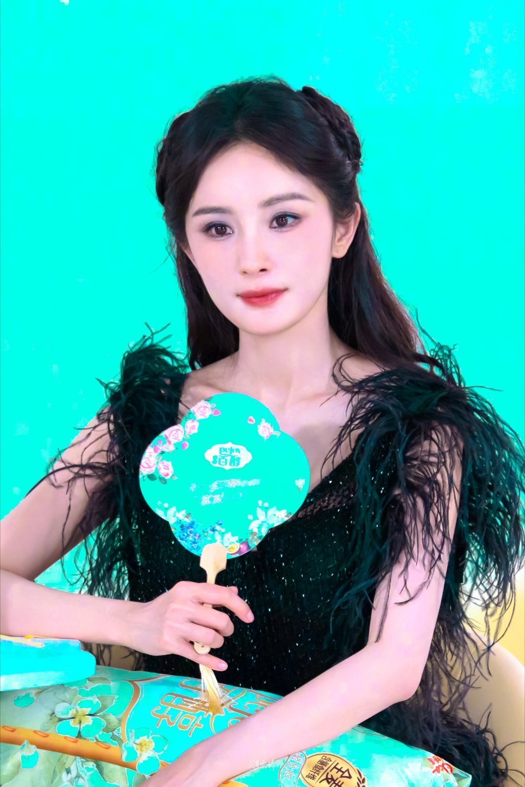 #杨幂[超话]#杨幂这个妆造好有小猫咪的感觉，古灵精怪小黑猫即视感，眼妆和腮红都