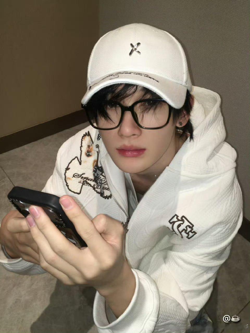 余宇涵唱歌镜头切刘耀文易烊千玺 余宇涵用实力说话，开口即惊艳，演唱层次丰富，舞台