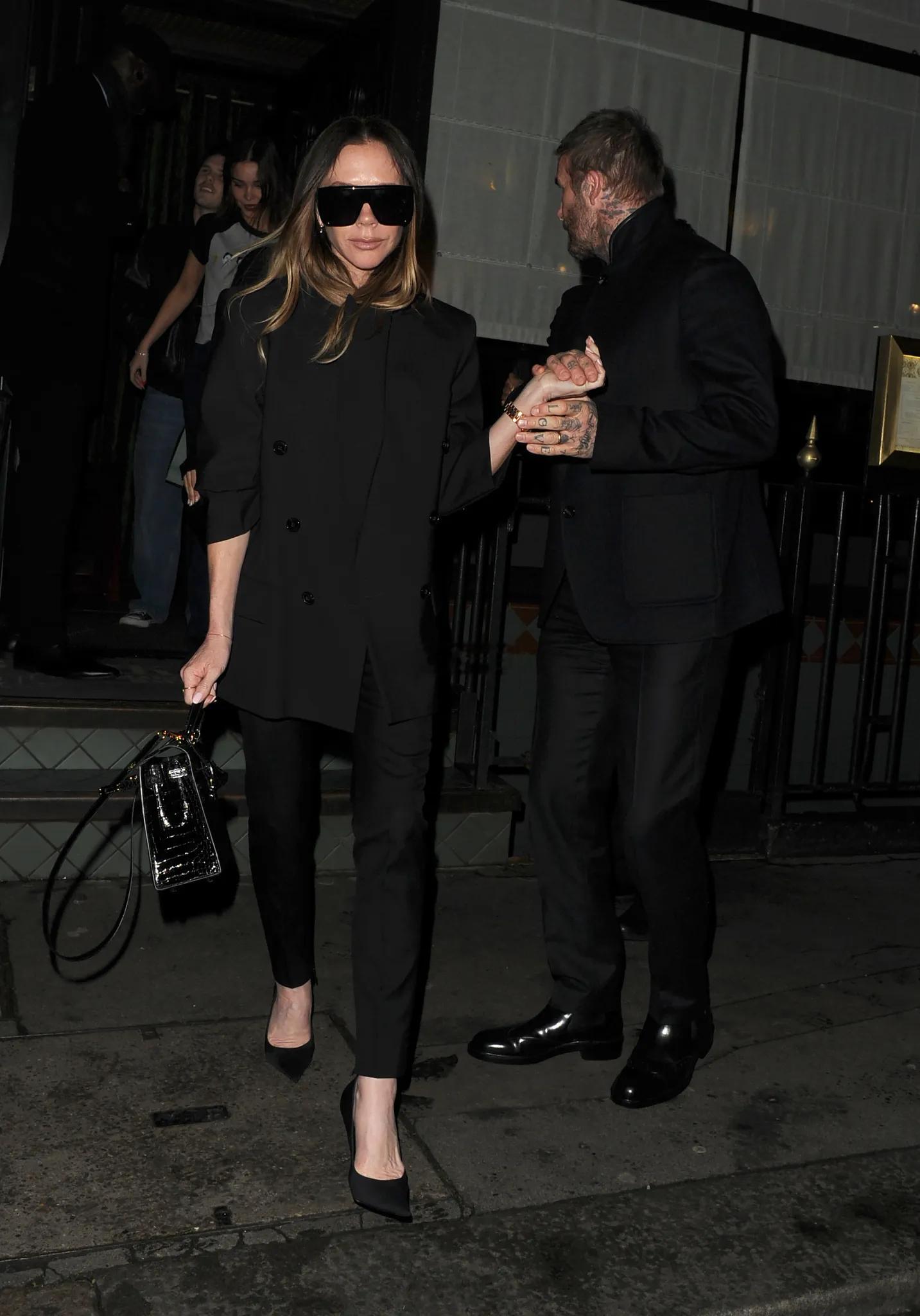 贝家周五晚一起聚餐继续为Cruz庆祝21岁生日🎂👇 