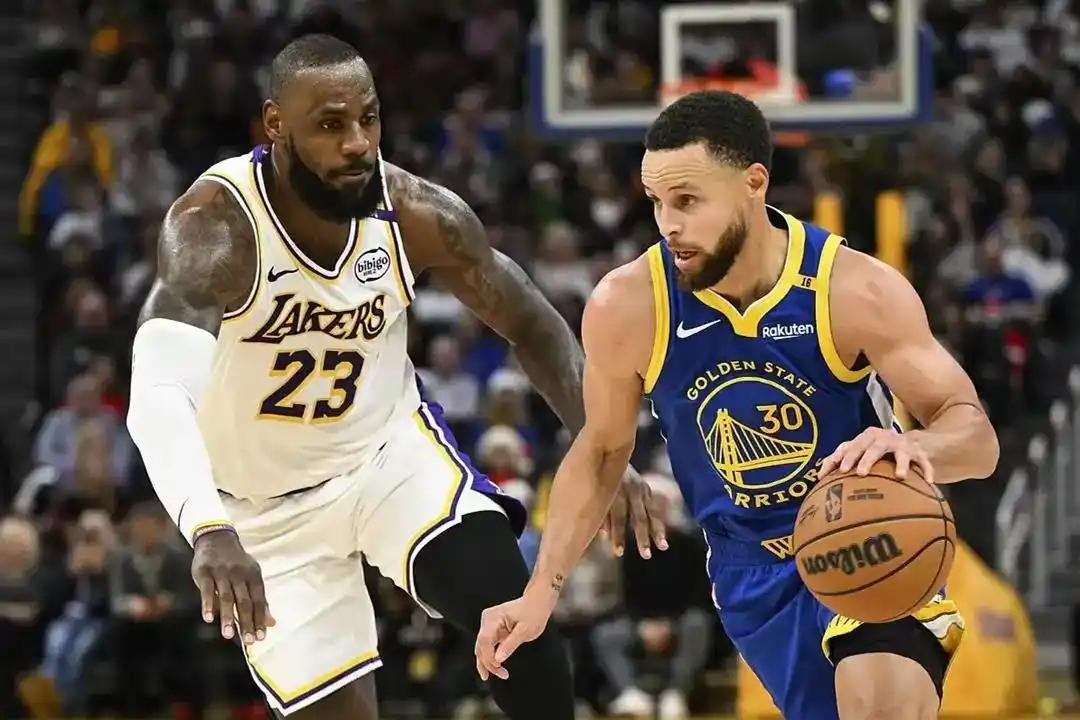 明日 NBA 季前赛焦点战，湖人 vs 勇士。
“湖勇大战”在詹姆斯和库里退役之