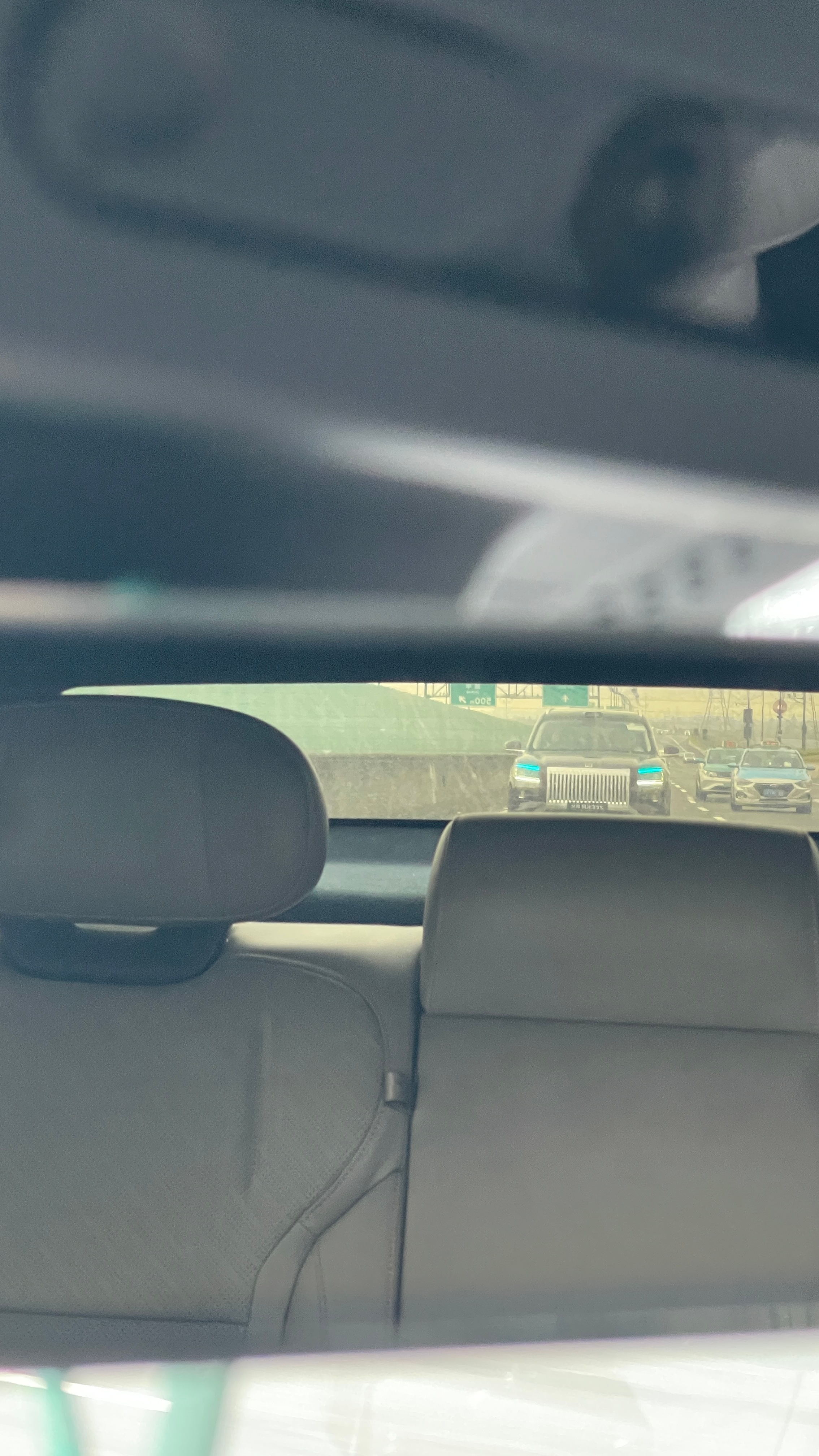 今早上在高架上偶遇到一台没去敦煌撒欢，滞留在杭州大本营的极氪8x ，前脸侧身车尾