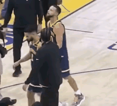 不甘心！库里赛后怒撕球衣！连续两场比赛，勇士都以1分之差输球133-134不敌国