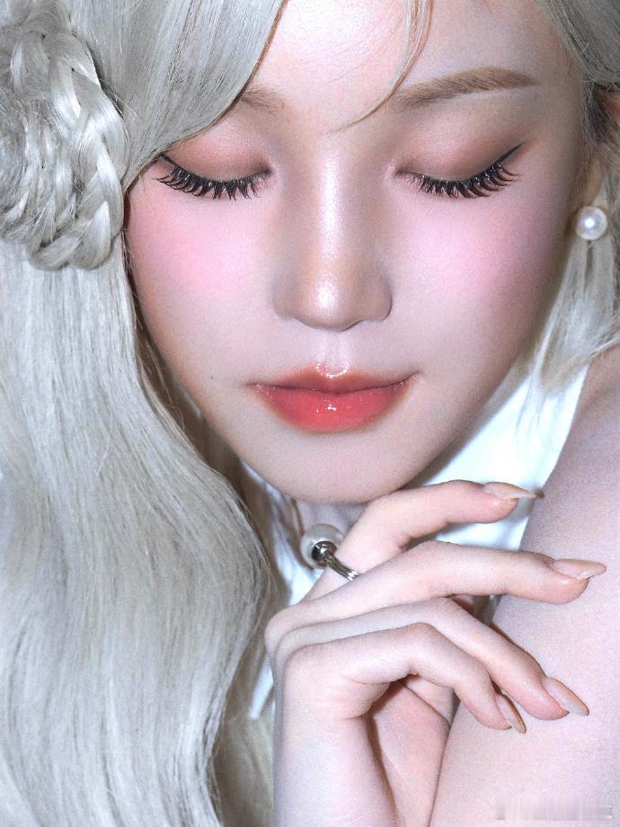 白色系的宋雨琦 白色系的宋雨琦真的是太唯美太漂亮了吧，白色的发色搭配了白色裙子，