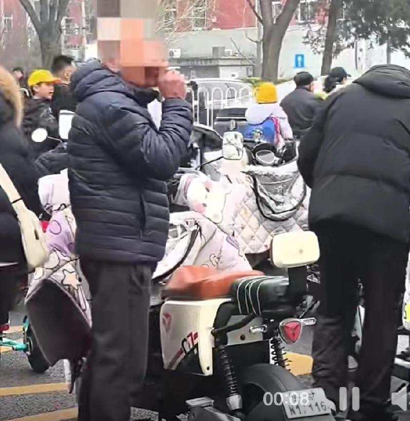 校门口吸烟：一场以爱为名的“生化袭击”

各位亲爱的家长朋友们，放学铃声一响，校