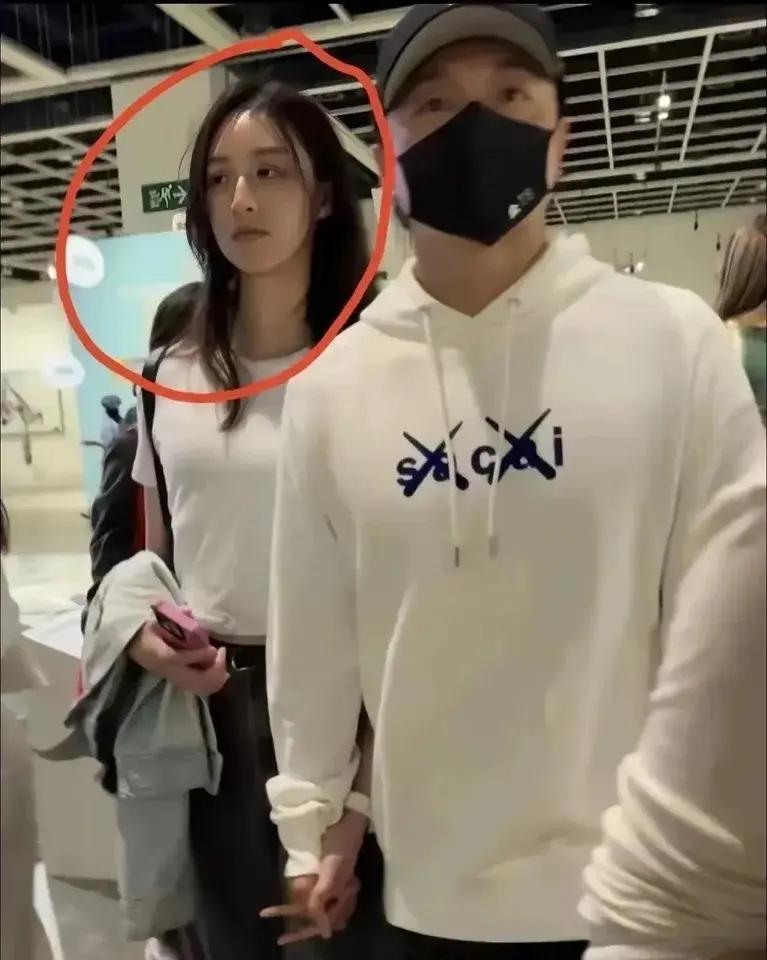 都被性侵 17 次了，咋还有人愿意娶她？网上不少人骂方力申是 “捡破烂”，还吐槽