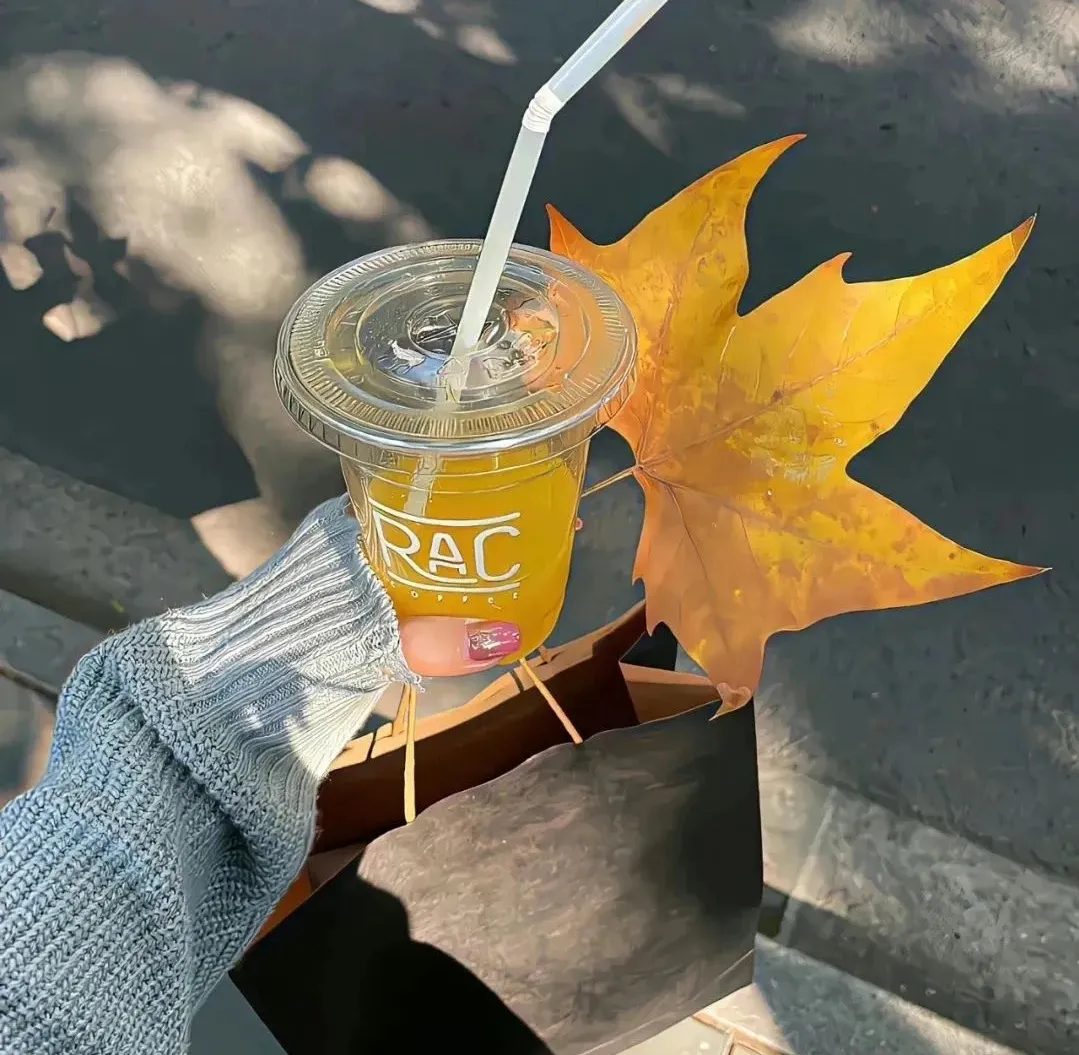 秋天的第一杯奶茶每至立秋，“你喝到秋天的第一杯奶茶了吗？”这样的问候总会在社交媒