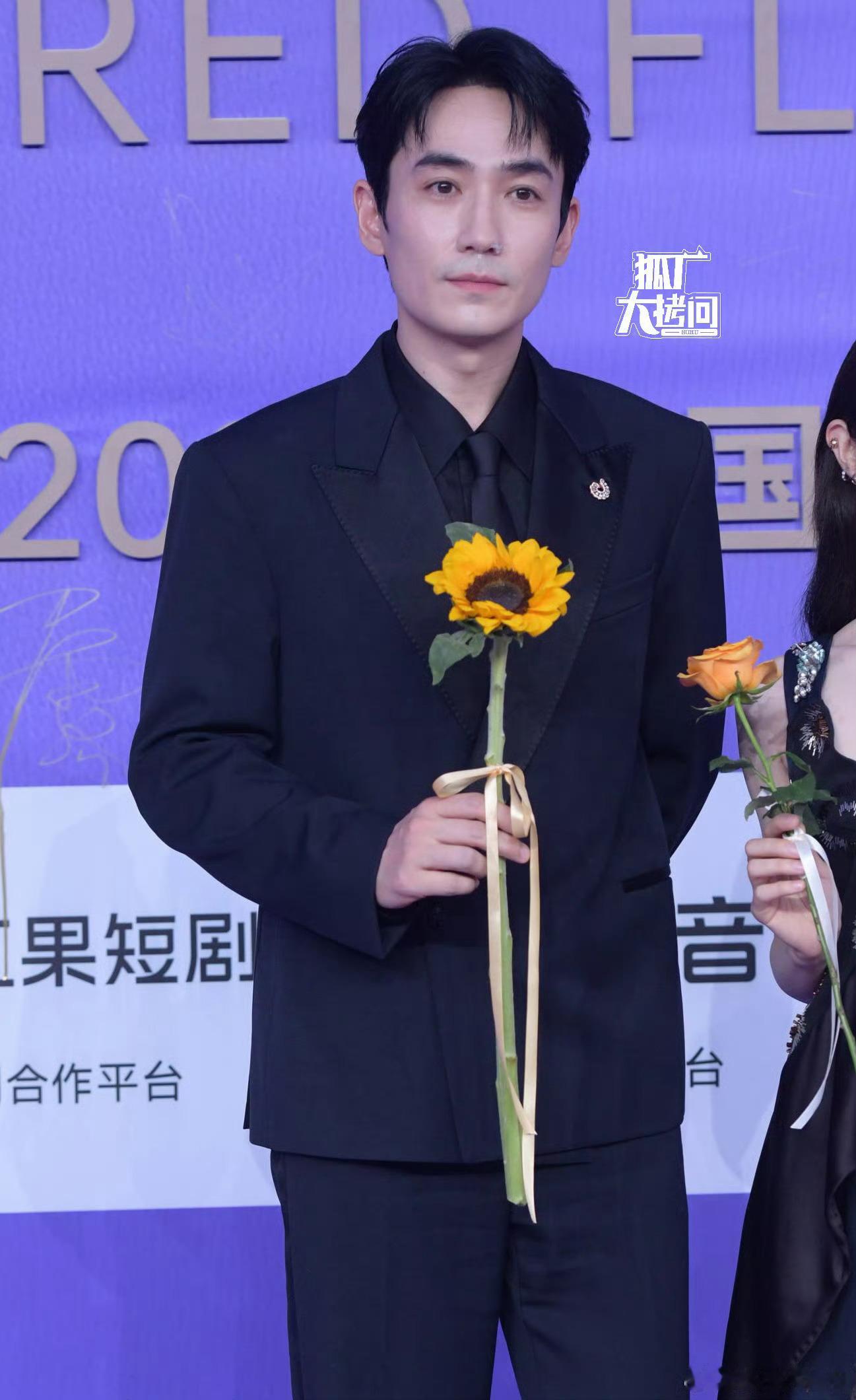 百花奖红毯《志愿军》剧组朱一龙、张子枫，李家兄妹了来了。 