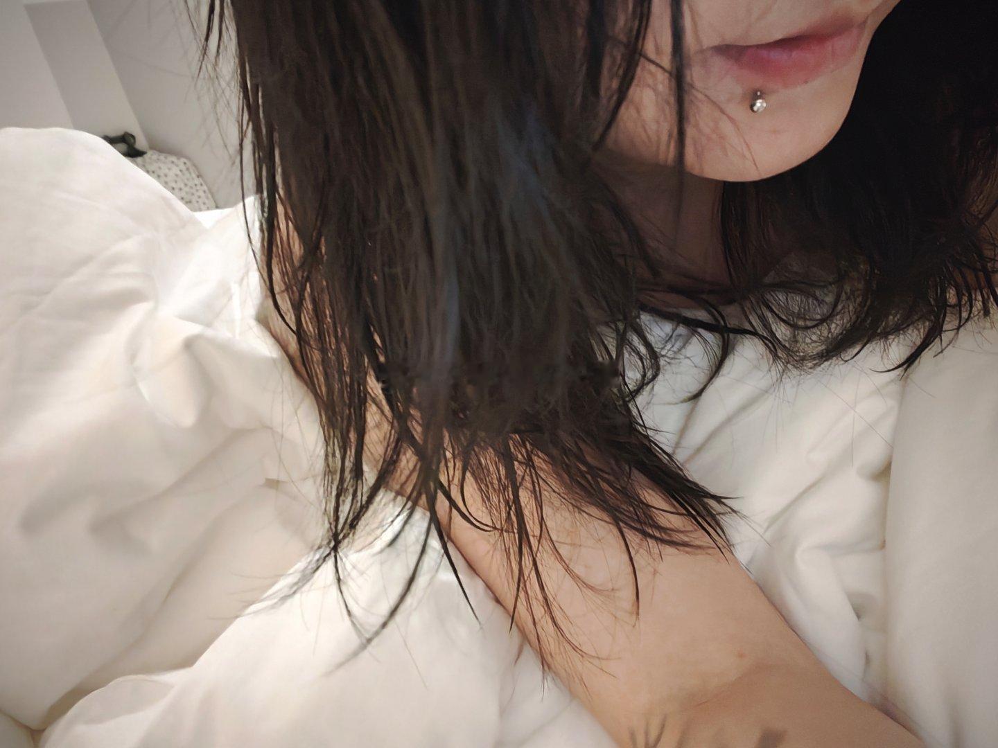 每次要突破长发大关时我就会觉得长头发很麻烦，吹头发吹半天，本来约会的话我很快半个