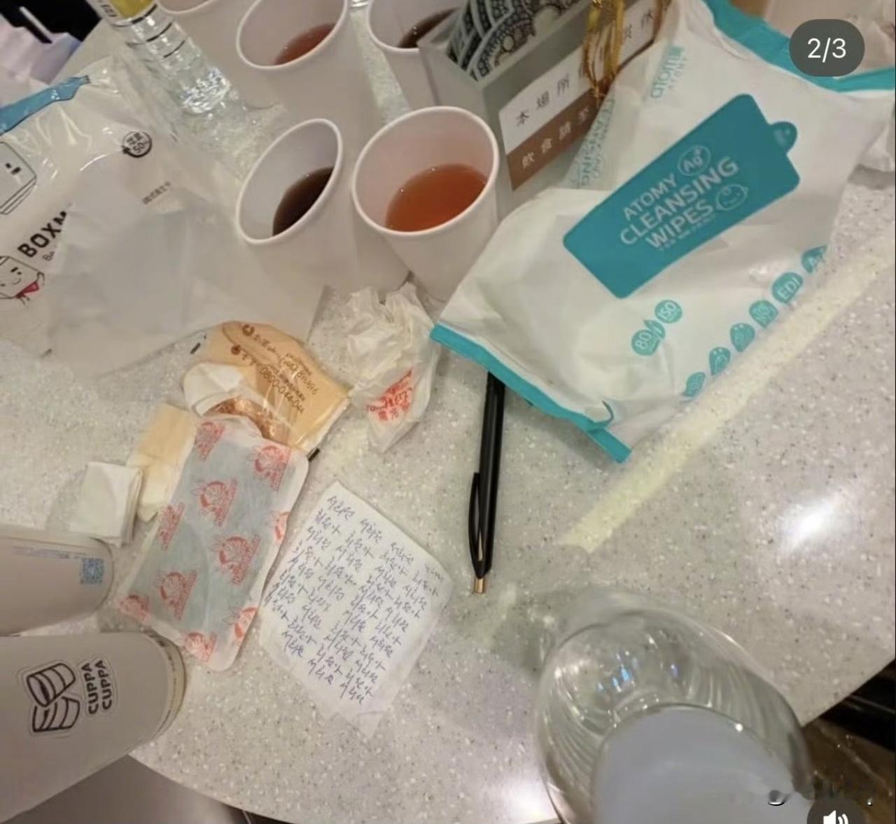 光头欧巴具俊晔在休息室神情失落，身边好友说他是思念亡妻而悲伤过度，精神不振。为表