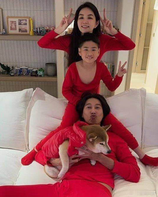 Ella一家三口穿红衣迎新年 儿子和爸爸也太像了 