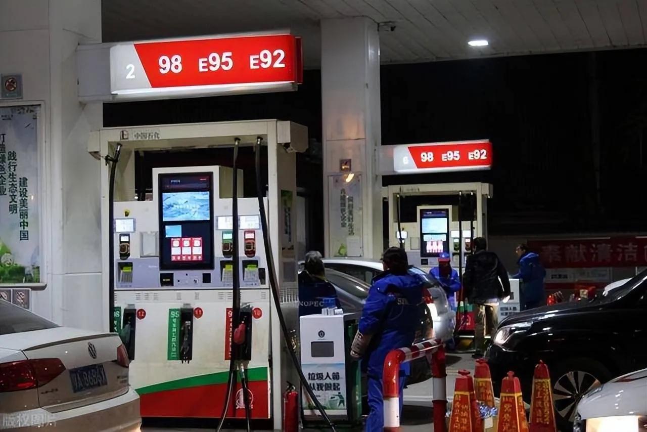 油价明晚上涨，我默默做了三个决定。

第1、出行开始“省着用”
私家车能不开就不