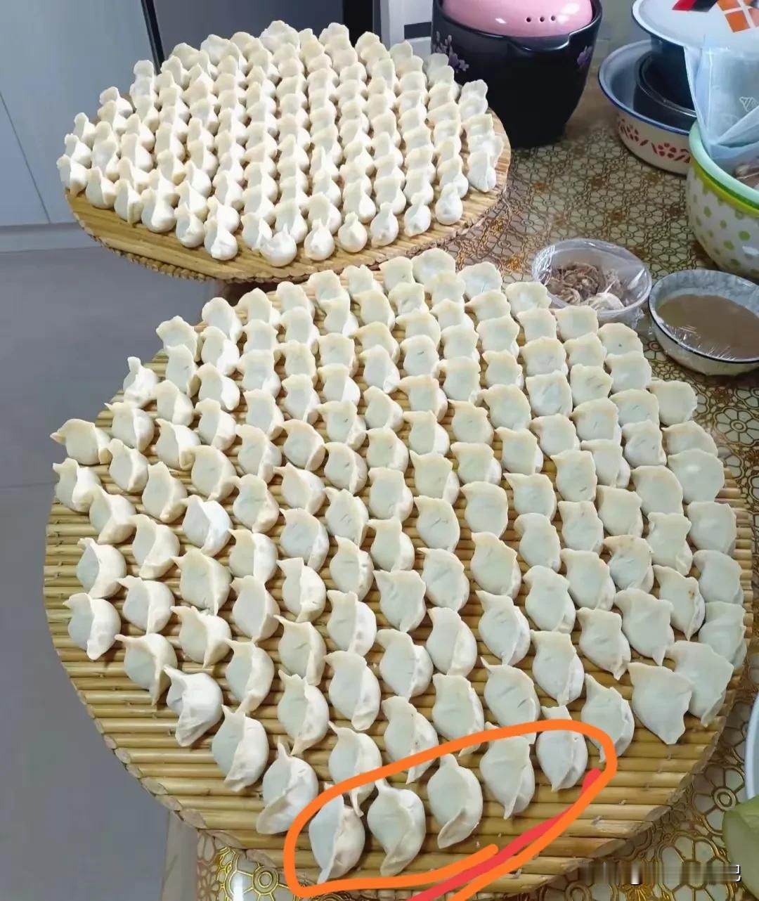 在饮食方面南北差异很大，
从这包的饺子来看，
就知道这是北方人的吃法，
这也才算