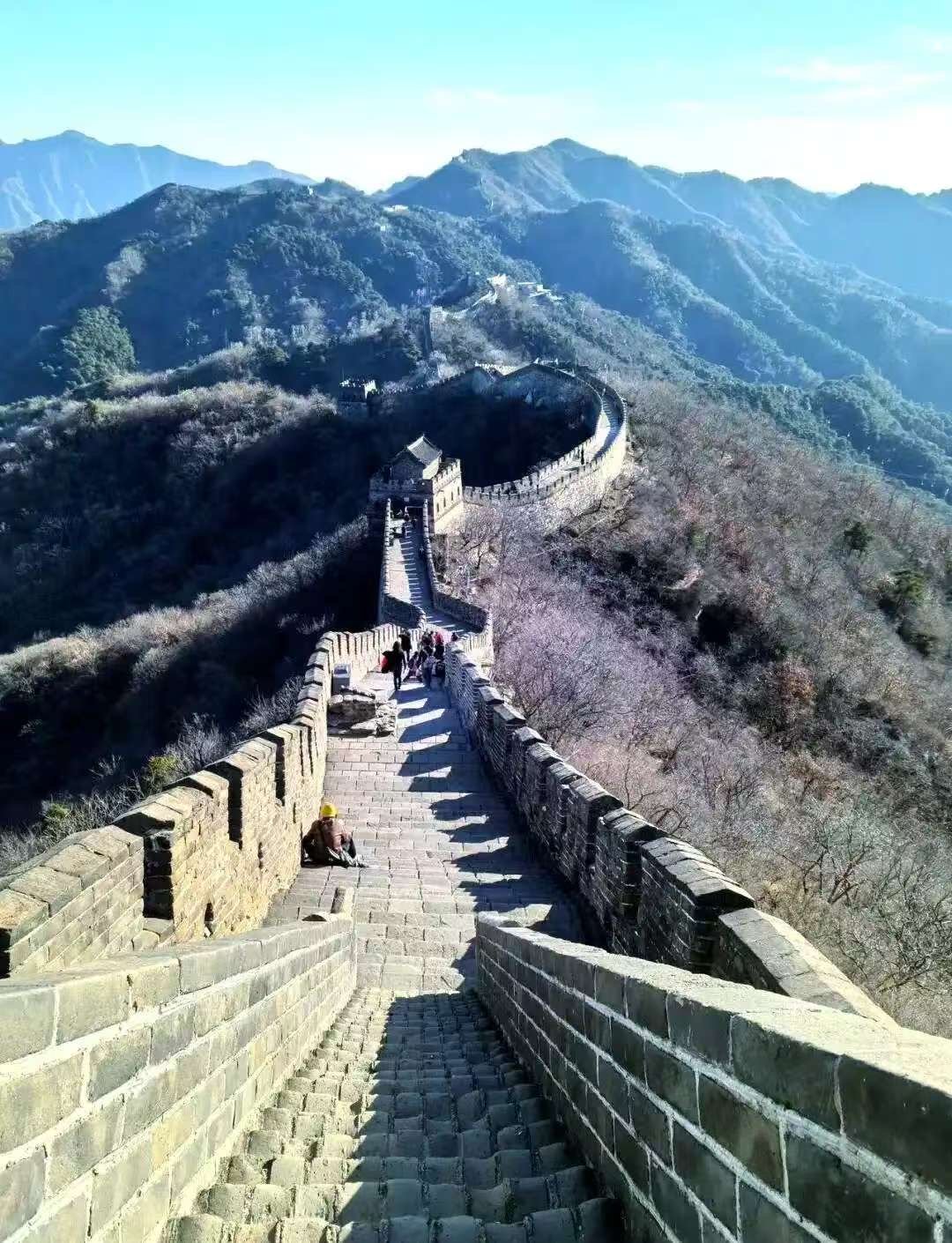 重庆一哥芳姐登长城圆梦了 承载着百万网友祝福，芳姐一哥登上长城圆梦！他们用十多年