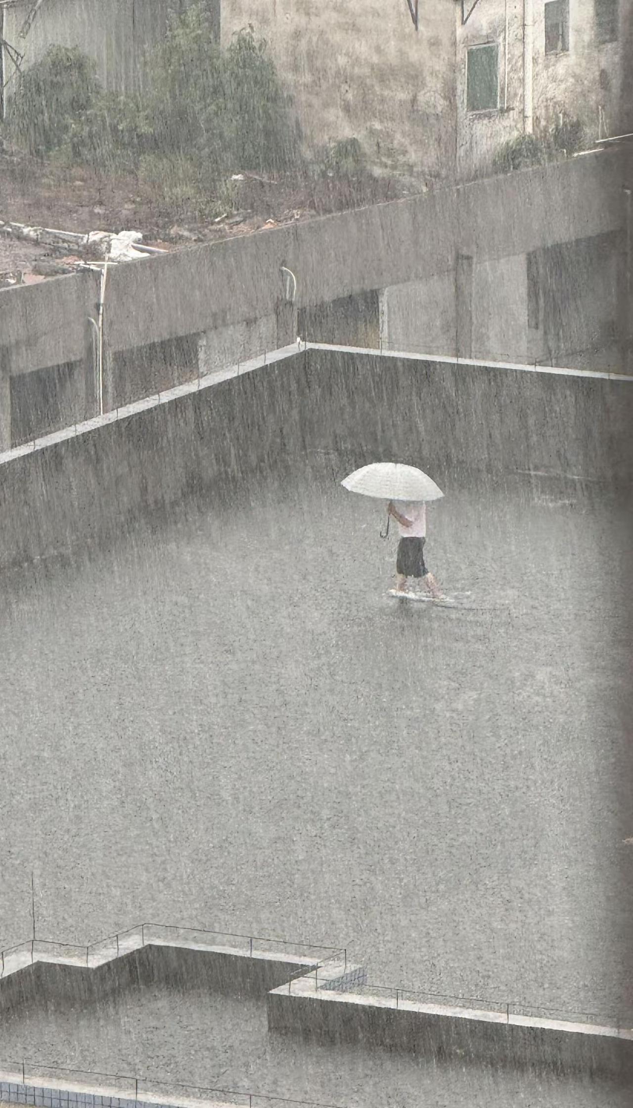 雨哗哗的下……服装人 厂房房顶 针织毛衣广州女装档口