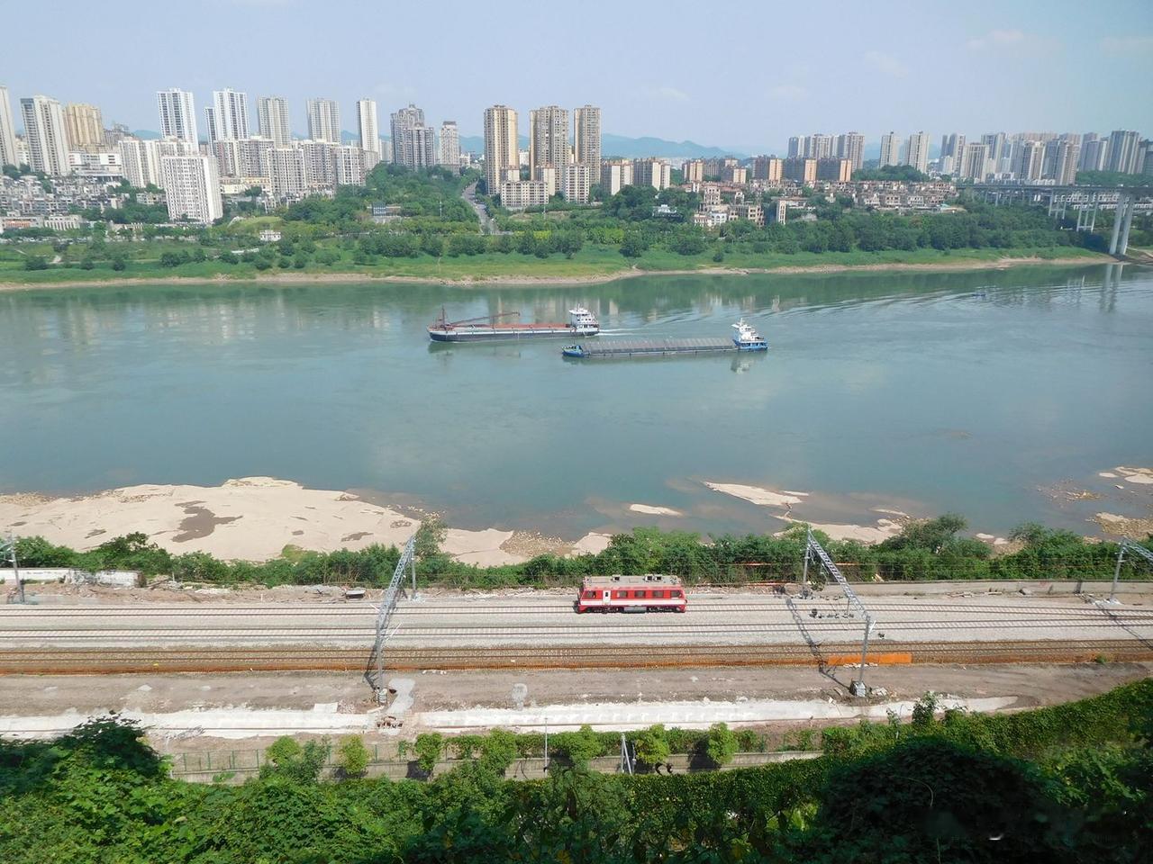 这张图片是在大渡口思源公园拍的，近处是成渝铁路大渡口站，现在叫义渡古镇站，以后是