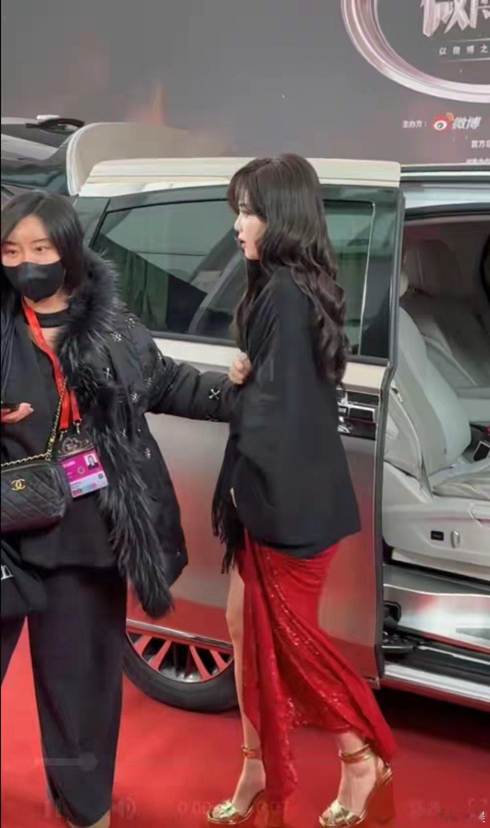 白鹿亮相微博之夜，身穿红色礼服，卷发披肩，张大嘴笑笑得好开心 