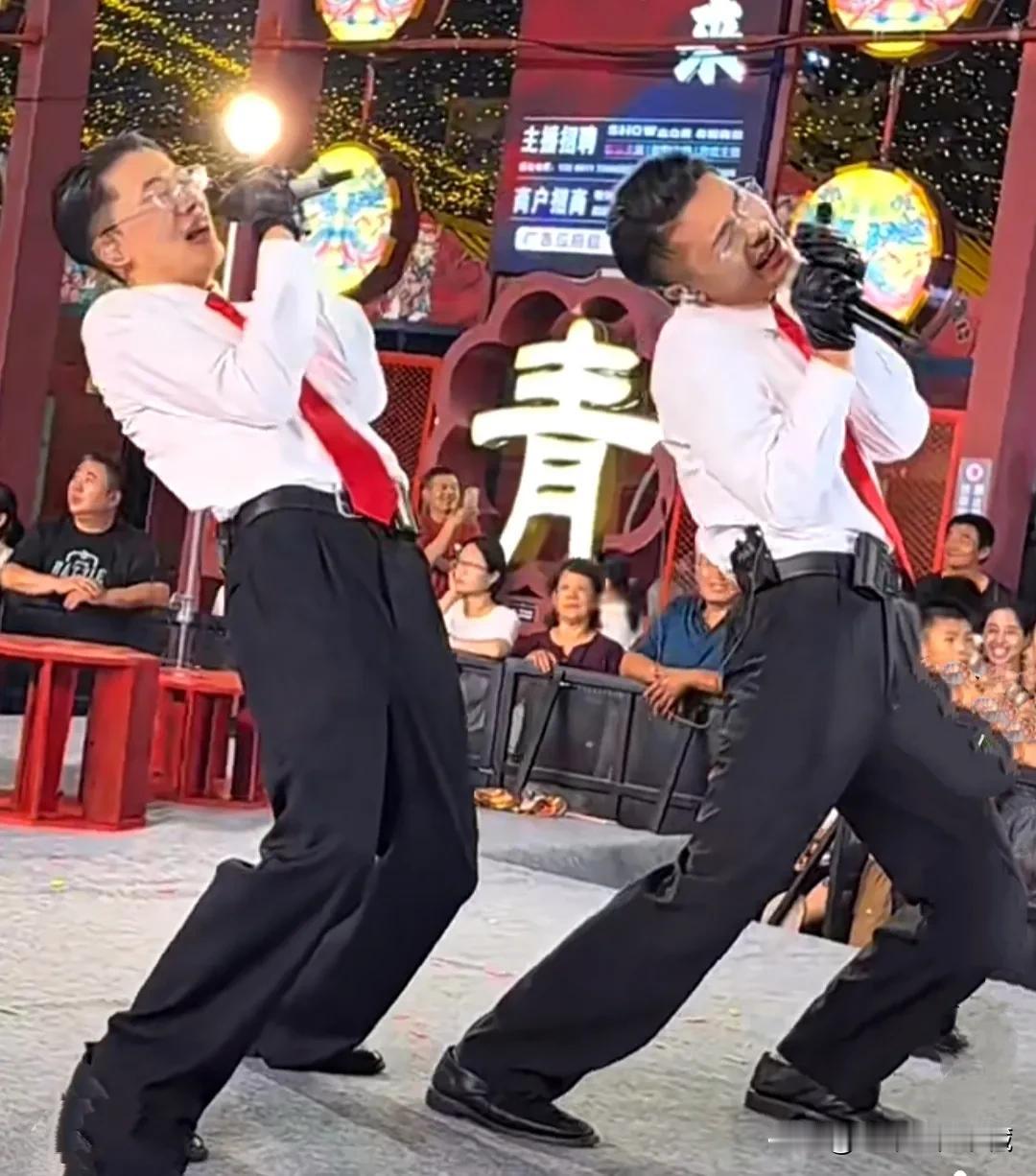 郭有才老师现在也有模仿者了！两人同台献唱，真的大饱眼福，这模仿者更加出类拔萃，青