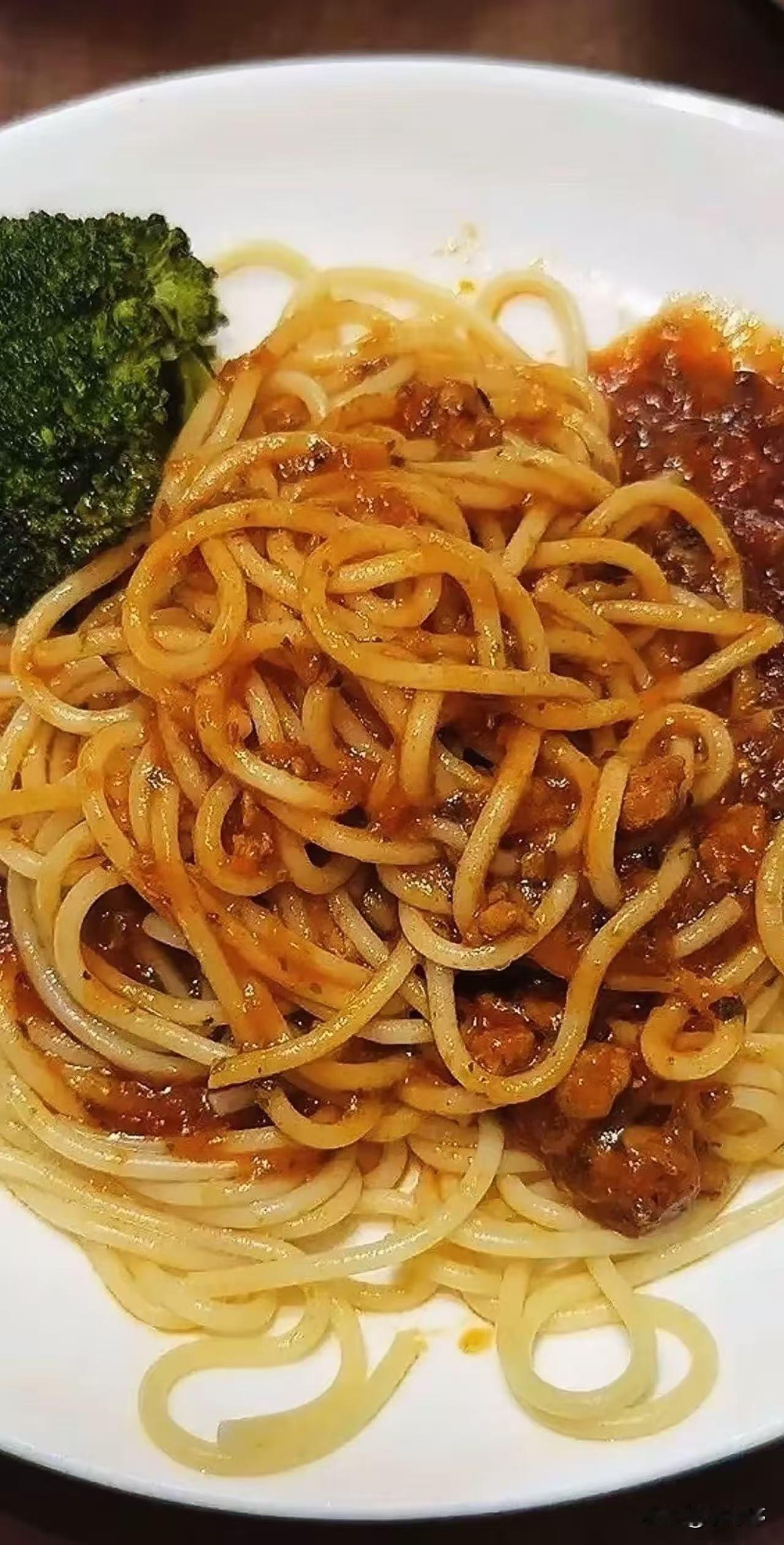 很多人都说做饭是一种负担，
做饭真的很累，
那两口子上班一天都挺忙的，下了班谁也