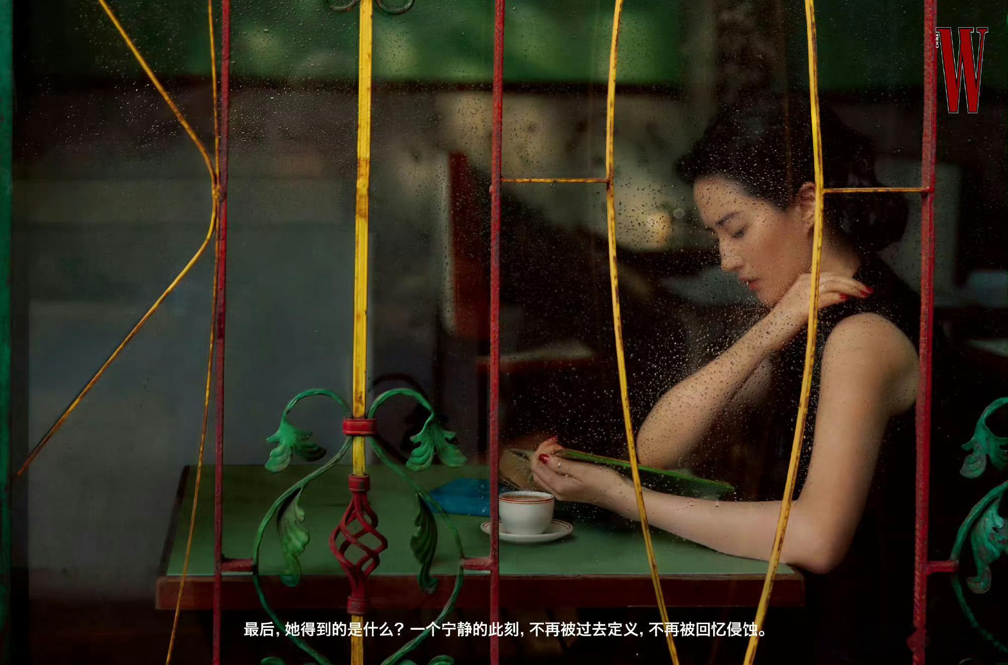 刘亦菲美的好有故事感谁能扛住刘亦菲这身民国旗袍造型，昏暗光影勾勒出沉静温柔的轮廓